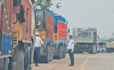 हीरापुर रिंग रोड पर यातायात पुलिस की बड़ी कार्रवाई, सर्विस रोड पर खड़े 20 ट्रक-ट्रेलरों के काटे चालान