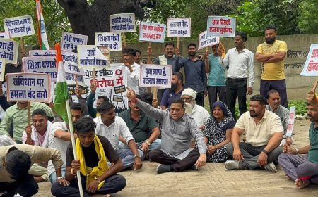 नीट पेपर लीक के विरोध में कठ्ठीवाड़ा में युवाओं का प्रदर्शन, राष्ट्रपति के नाम सौंपा ज्ञापन