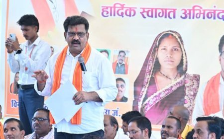 ग्रामीणों के बीच जमीन पर बैठे विजय शर्मा, जनसंवाद में सुनी समस्याएं और विकास कार्यों की घोषणाएं कीं