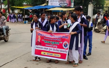 शराब दुकान हटाने की मांग पर स्कूली बच्चों का चक्का जाम, एक माह में कार्रवाई नहीं हुई तो बड़े आंदोलन की चेतावनी