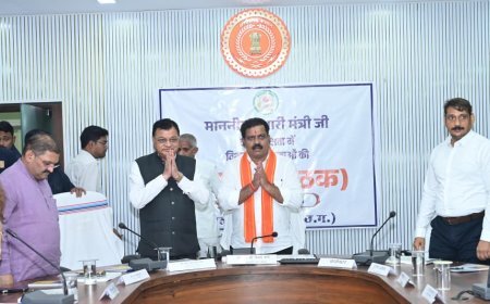 उप मुख्यमंत्री और उद्योग मंत्री ने कबीरधाम में विकास कार्यों और जनकल्याणकारी योजनाओं की मैराथन समीक्षा