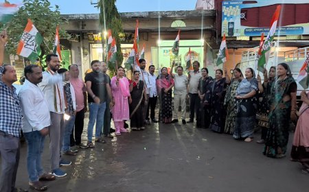 केंद्रीय शिक्षा मंत्री के इस्तीफे के बाद कांग्रेस कार्यकर्ताओं ने जताई खुशी