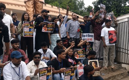 शिक्षा मंत्री गजेंद्र यादव के इस्तीफे की मांग को लेकर राजधानी में छात्रों का प्रदर्शन, एनएसयूआई ने किया समर्थन