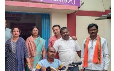 बैटरी चालित ट्राइसाइकिल से बदली नर्मेश की जिंदगी, आत्मनिर्भरता की नई मिसाल बने मोहला के दिव्यांग हितग्राही