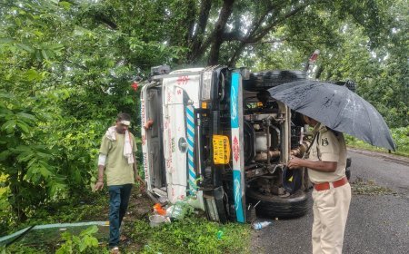 दंतेवाड़ा में दो बड़े सड़क हादसे, ट्रेलर पलटने से यातायात बाधित, बस दुर्घटना में 5 घायल