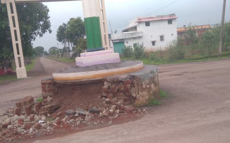 खुरसुनी चौक का जर्जर अटल स्मारक बना हादसों का कारण, ग्रामीणों ने की तत्काल मरम्मत की मांग