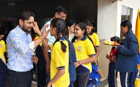 "गुरु पूर्णिमा पर अशोका पब्लिक स्कूल में भक्ति,संस्कृति और गुरु वंदना का अनुपम संगम,जय गुरुदेव के उद्घोष से गूंजा विद्यालय परिसर"