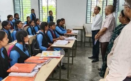 अम्बिकापुर में कलेक्टर अजीत वसंत का औचक निरीक्षण, स्वास्थ्य केंद्रों, स्कूलों और छात्रावासों की व्यवस्थाओं का लिया जायजा
