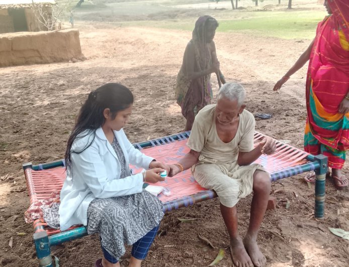 CMHO की पहल से दूरस्थ गांव में बीमार बुजुर्ग दंपत्ति को घर पर मिला इलाज, स्वास्थ्य विभाग की त्वरित कार्रवाई