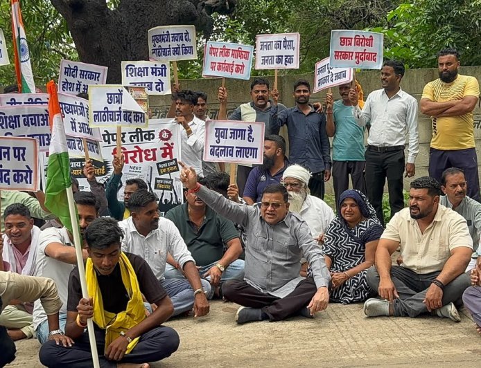 नीट पेपर लीक के विरोध में कठ्ठीवाड़ा में युवाओं का प्रदर्शन, राष्ट्रपति के नाम सौंपा ज्ञापन
