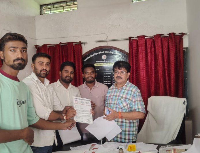 जर्जर स्कूल भवनों की मरम्मत और विद्यालय परिसरों में राजनीतिक गतिविधियों पर रोक की मांग, NSUI ने डीईओ को सौंपे दो ज्ञापन