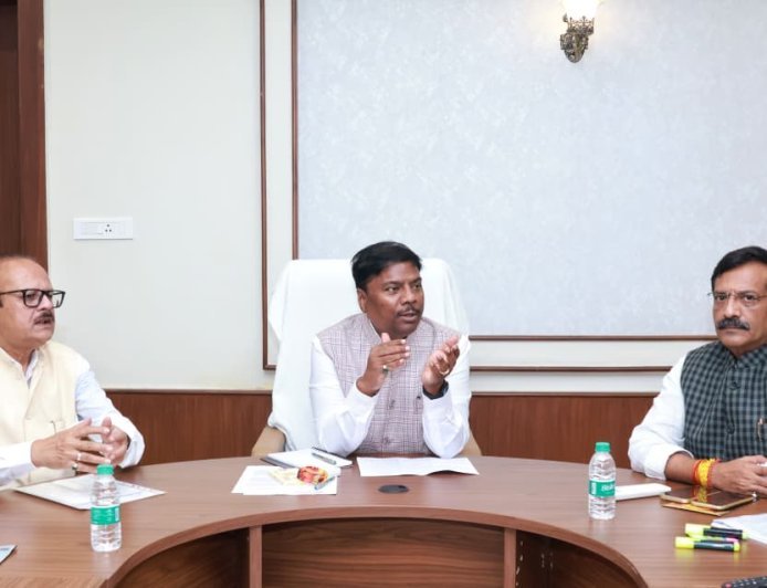 सहकारिता क्षेत्र को मजबूत बनाने पर जोर, मंत्री केदार कश्यप ने अपैक्स और जिला सहकारी बैंकों की समीक्षा की