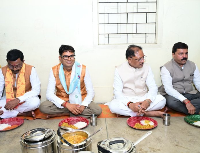 गुरु पूर्णिमा पर बनोरा अघोर गुरु पीठ पहुंचे मुख्यमंत्री विष्णु देव साय, श्रद्धालुओं संग पंगत में बैठकर ग्रहण किया भंडारा प्रसाद