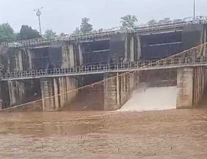 लगातार बारिश से कर्रानाला बैराज का बढ़ा जलस्तर, 1.35 क्यूमेक्स पानी नदी में छोड़ा जा रहा