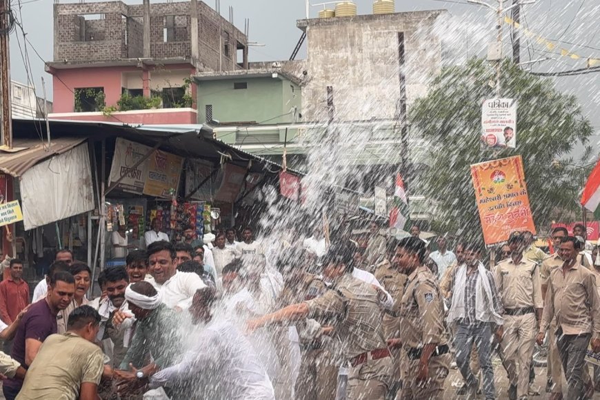 कन्नौद में मूंग तुलाई को लेकर कांग्रेस का हल्लाबोल, पुलिस ने वाटर कैनन चलाकर रोका प्रदर्शन