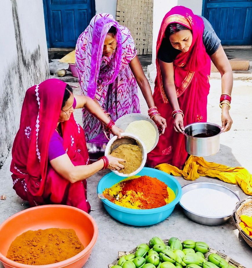बिहान योजना से बदली महिलाओं की तकदीर, अचार बनाकर आत्मनिर्भर बनीं माँ जगदंबा समूह की सदस्य