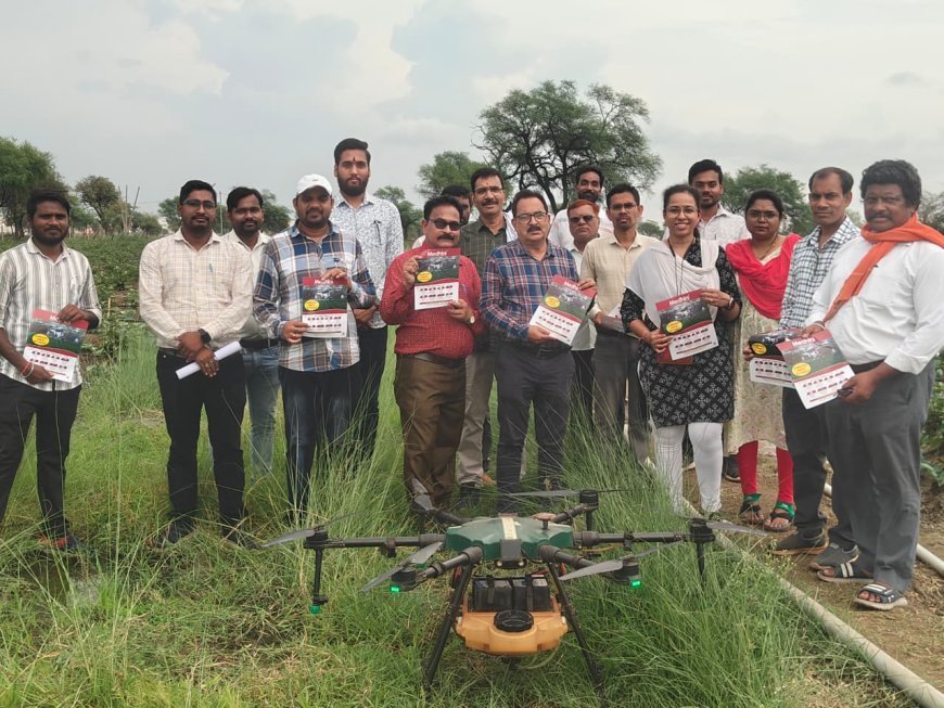 बेमेतरा में ड्रोन तकनीक से खेती को मिली नई उड़ान, सात मिनट में एक एकड़ में हुआ उर्वरक छिड़काव