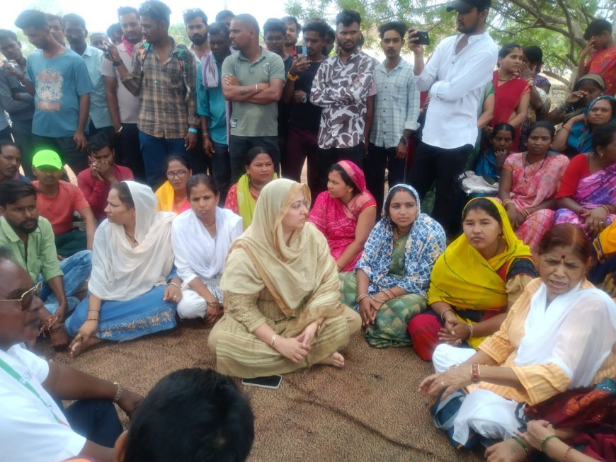नकटी बस्ती पहुंचे एजाज ढेबर, प्रभावित परिवारों को बांटी राहत सामग्री