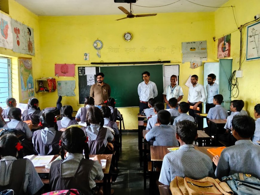 धमधा के स्कूलों में बीईओ का औचक निरीक्षण, लापरवाही पर नोटिस और बेहतर प्रदर्शन पर सराहना