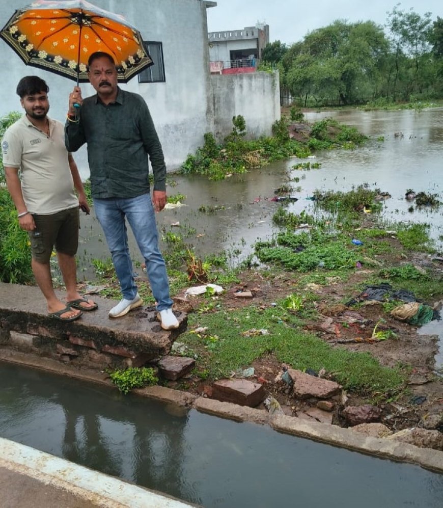 पहली बारिश के बाद जामुल में नपा अध्यक्ष ईश्वर सिंह ठाकुर ने किया निरीक्षण, अधिकारियों को दिए त्वरित समाधान के निर्देश