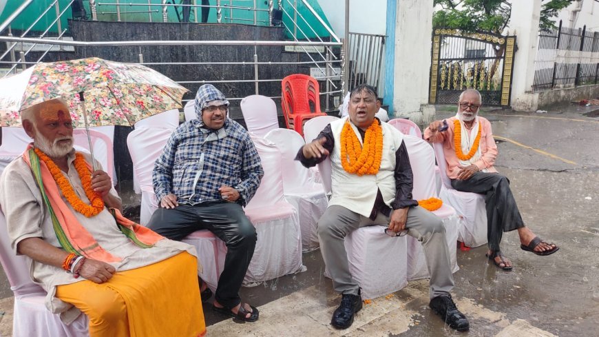 सहारा इंडिया के फरार आरोपियों की गिरफ्तारी की मांग को लेकर रायगढ़ में निवेशकों का एक दिवसीय भूख हड़ताल