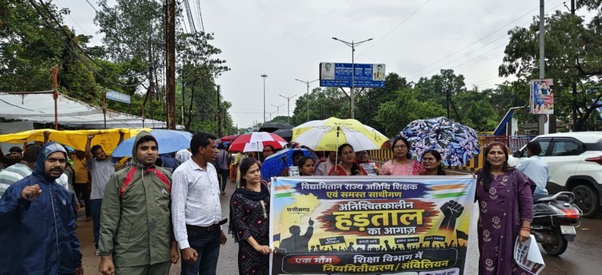 बारिश में भी नहीं डिगा अतिथि शिक्षकों का हौसला, शिक्षा मंत्री निवास तक मार्च, पुलिस से धक्का-मुक्की