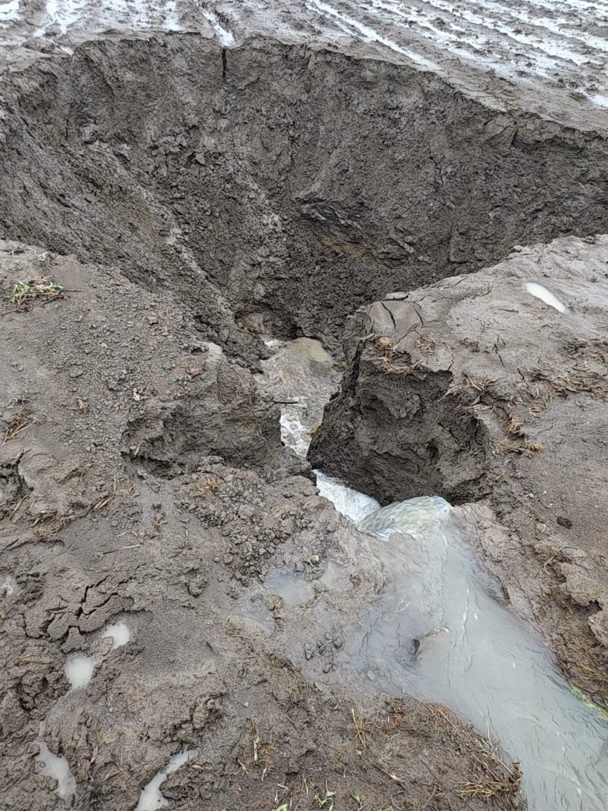 बालोद में खेत की जमीन धंसी, 30 फीट से अधिक गहरा गड्ढा बनने से ग्रामीणों में बढ़ी चिंता
