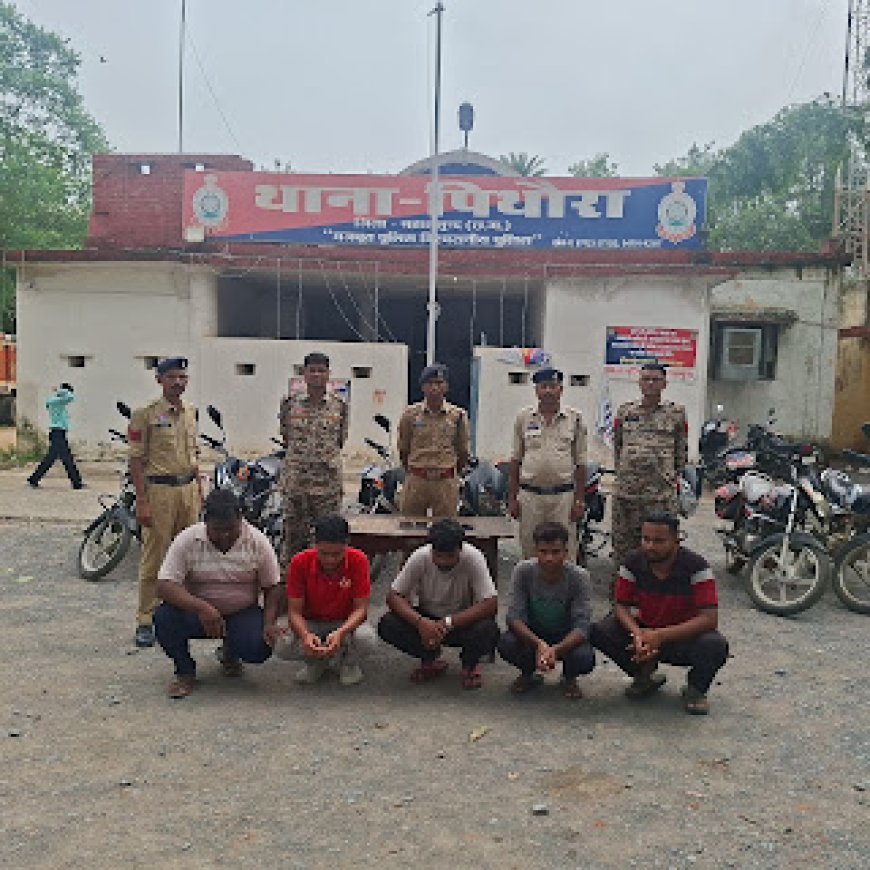 पिथौरा पुलिस का जुए की फड़ पर बड़ा छापा, 5 गिरफ्तार, 8 फरार; 5 लाख से अधिक की संपत्ति जब्त