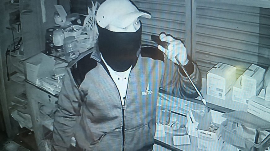 गंडई में एक ही रात चार दुकानों के ताले टूटे, नकदी और सामान चोरी; CCTV में कैद हुए बदमाश