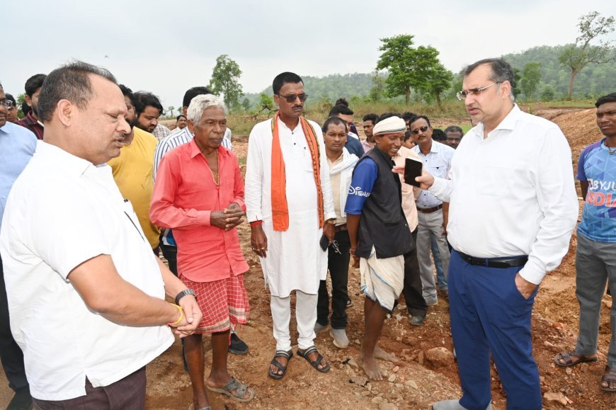 बोड़ला में धंसी पीएम जनमन योजना की सड़क, जांच के बाद दो इंजीनियर निलंबित, ठेकेदार को ब्लैकलिस्ट करने के निर्देश