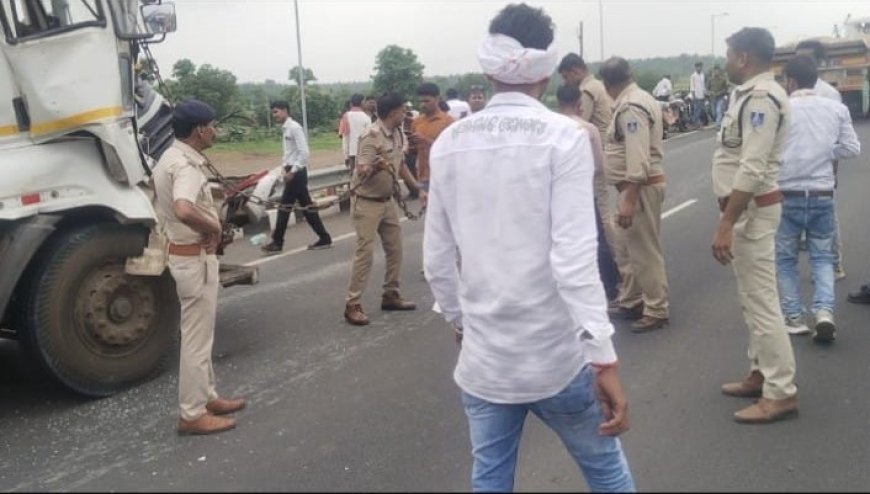 इंदौर-नागपुर हाईवे पर पेट्रोल टैंकर हादसा, केबिन में फंसे चालक को पुलिस ने सुरक्षित निकाला