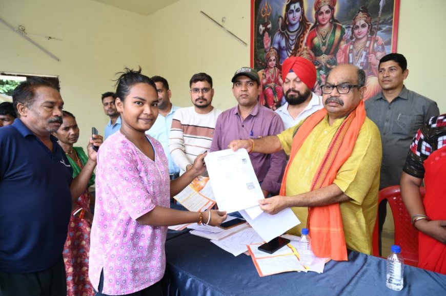 कुंदरा पारा में श्रम कार्ड वितरण शिविर, विधायक पुरन्दर मिश्रा ने श्रमिकों को बांटे कार्ड