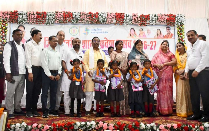 शाला प्रवेश उत्सव में कृषि मंत्री रामविचार नेताम ने विद्यार्थियों का किया स्वागत, बलरामपुर और रामानुजगंज को मिले इंडोर स्टेडियम