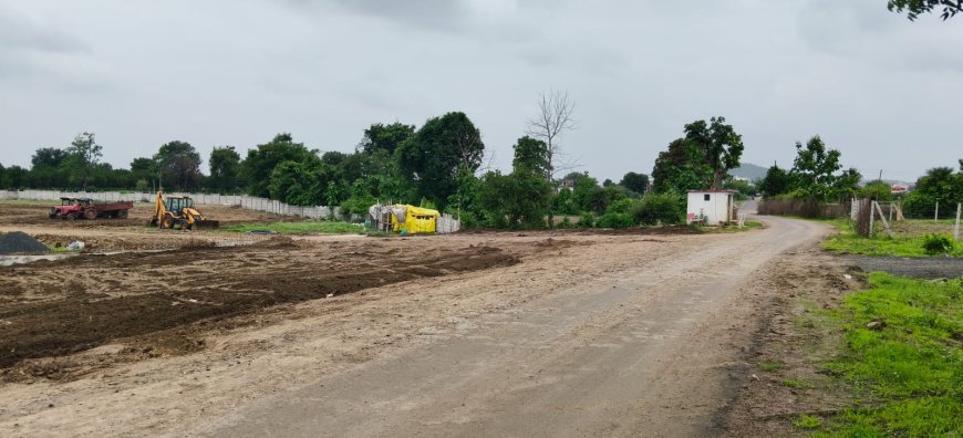 सौसर-निमनी मार्ग पर सड़क पर फैली मिट्टी से बढ़ा हादसे का खतरा, ग्रामीणों ने कार्रवाई की मांग की