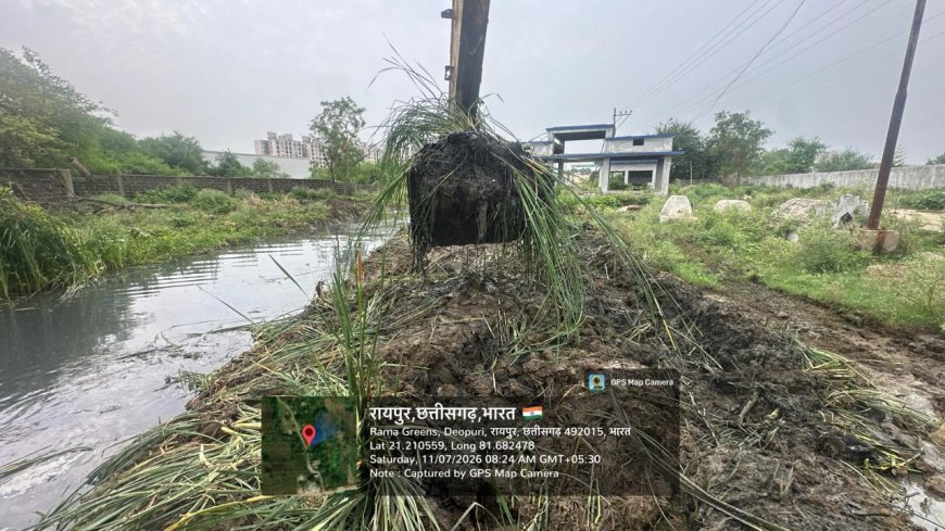 डुमरतराई में जलभराव रोकने निगम की पहल, कच्चा नाला खोदकर बनाई जल निकासी व्यवस्था