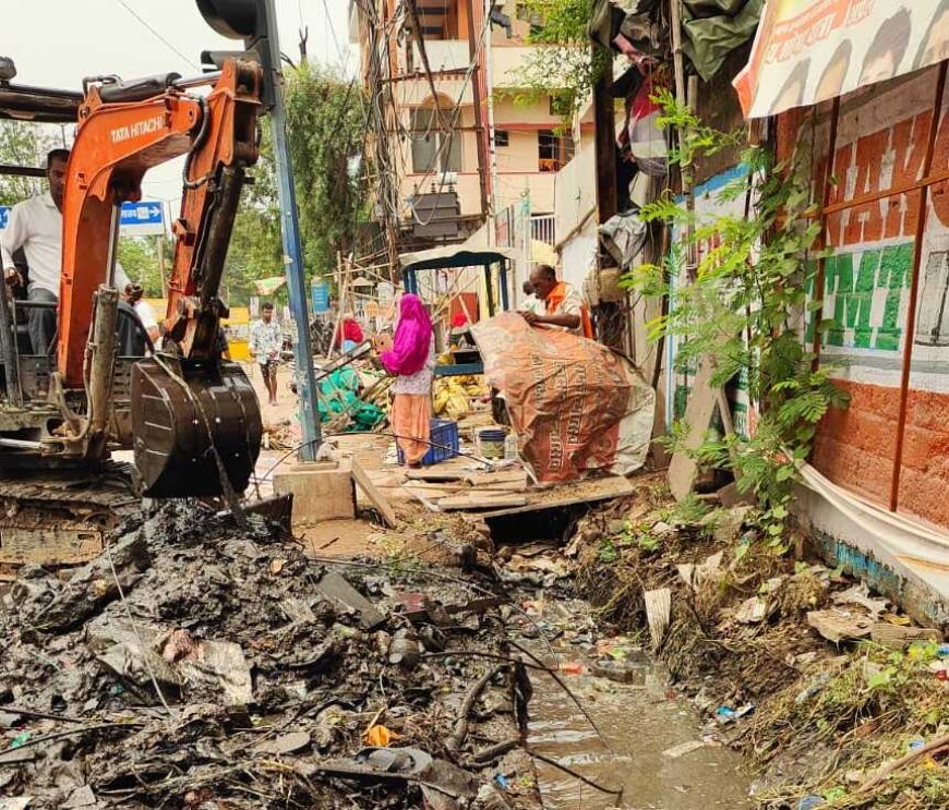 जलभराव रोकने निगम की बड़ी कार्रवाई, वीरांगना अवंति बाई चौक की नाली से हटाया अतिक्रमण