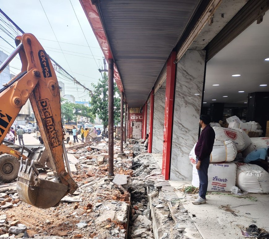 दुर्गानगर में जलभराव रोकने निगम की कार्रवाई, नाले पर बना 100 वर्गफीट अवैध पाटा हटाया