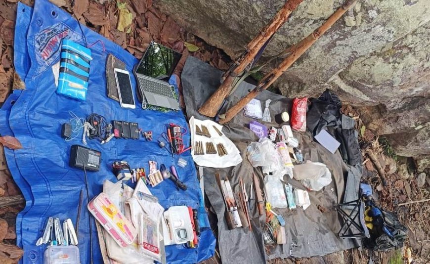 कांकेर-नारायणपुर सीमा पर नक्सल डम्प का खुलासा, दो रायफल और लैपटॉप सहित बड़ी मात्रा में सामग्री बरामद