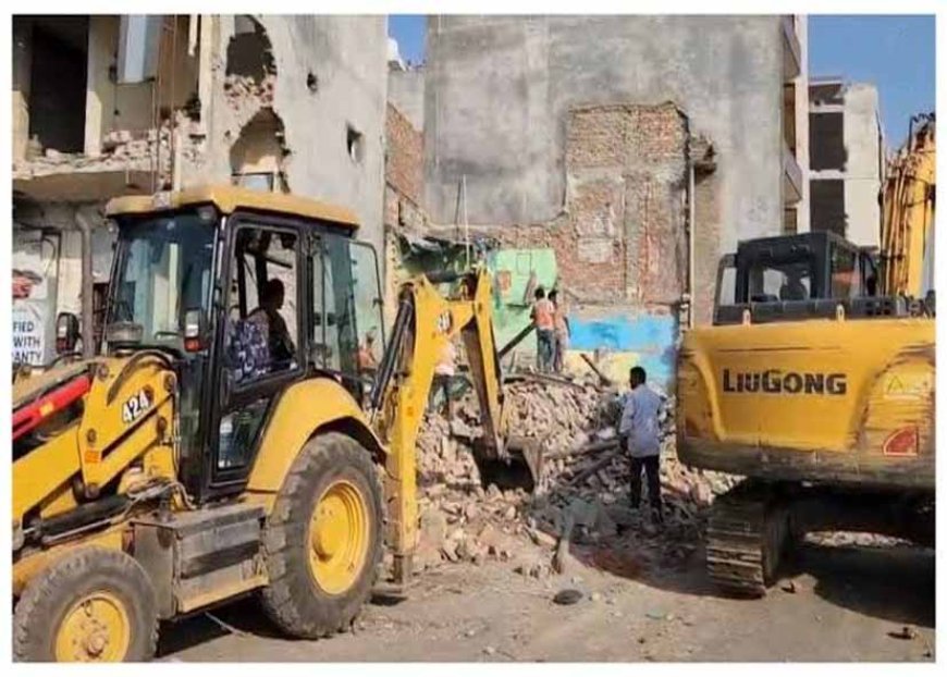 दिल्ली में बुलडोजर एक्शन जारी, पीतमपुरा में सड़क चौड़ीकरण के लिए हटाए गए अवैध निर्माण