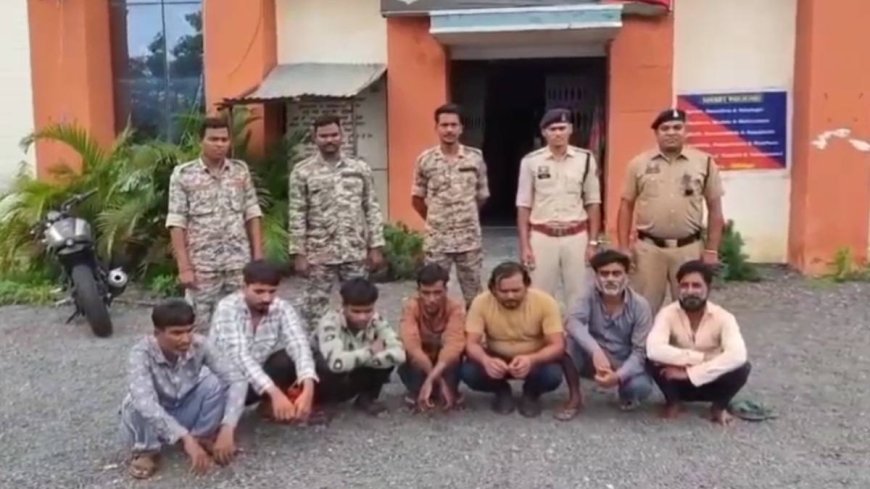 जंगल में चल रहे जुए के फड़ पर पुलिस का छापा, 12 जुआरी गिरफ्तार, 20.35 लाख की संपत्ति जब्त