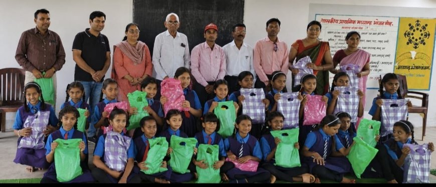 जन्मदिन पर बच्चों के बीच बाँटी खुशियाँ, रतनलाल अग्रवाल ने विद्यालय में वितरित किए उपहार