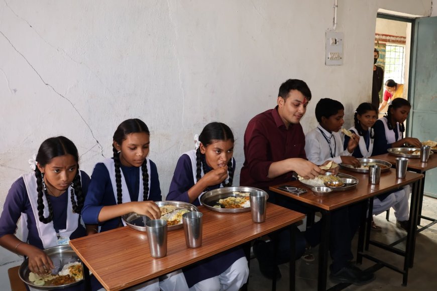 मुख्य कार्यपालन अधिकारी ने नगरी में विकास कार्यों का लिया जायजा, छात्राओं के साथ किया मध्यान्ह भोजन