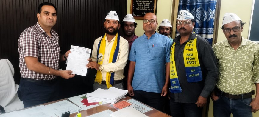 गुढ़ियारी में जलभराव और खुले नालों पर आप का प्रदर्शन, निगम को सौंपा ज्ञापन