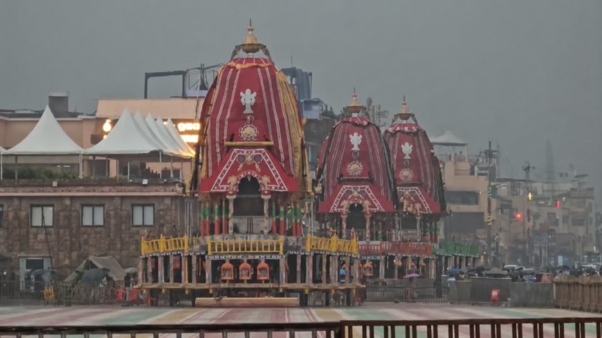 पुरी रथ यात्रा 2026: सिंहद्वार पहुंचे तीनों दिव्य रथ, महाप्रभु की रथयात्रा का समय जारी