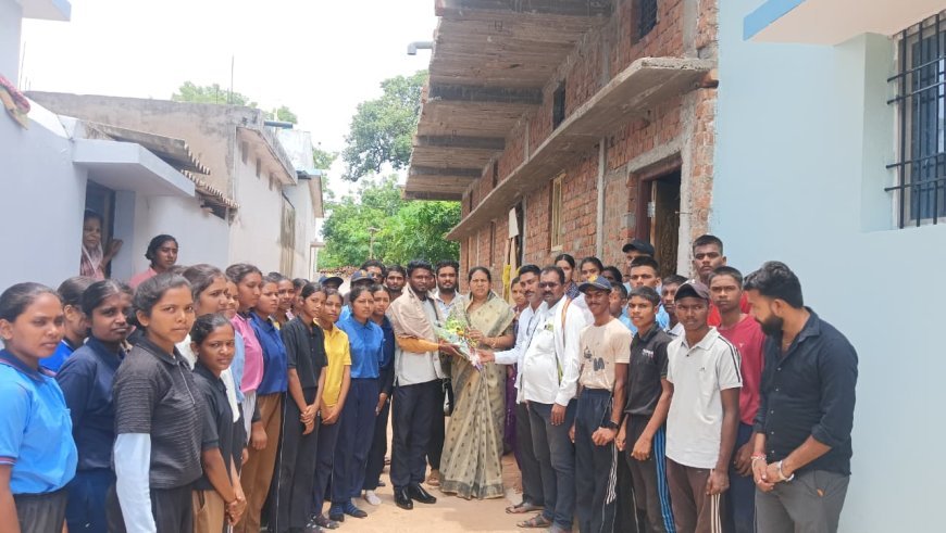 NSUI छात्र नेता लिकेश धृतलहरे ने बस्तर मेरिट सूची में बनाई जगह, विधायक ने घर पहुंचकर दी बधाई