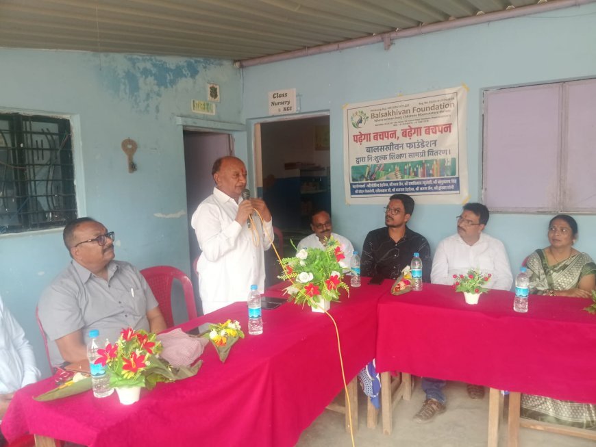 परासिया में अभावग्रस्त बच्चों को वितरित की शिक्षण सामग्री, समाजसेवी गोविन्द डेहरिया की सराहनीय पहल