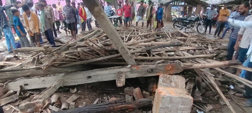 गरियाबंद में रथ यात्रा के दौरान बड़ा हादसा, बारिश से जर्जर होटल ढहा, कई लोग घायल