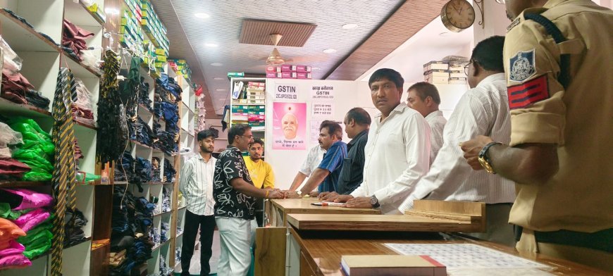सतवास में 12 निजी स्कूलों की यूनिफॉर्म एक ही दुकान पर मिलने से कार्रवाई, अब खातेगांव और कन्नौद में भी जांच की मांग