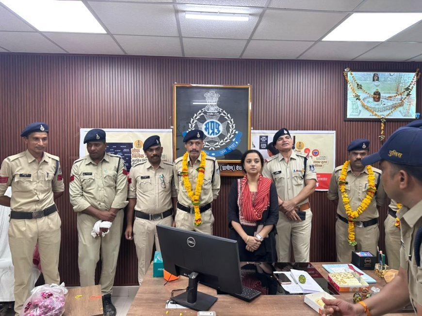 देवास पुलिस में पदोन्नत कर्मचारियों को लगाए गए बैज, अतिरिक्त पुलिस अधीक्षक ने दी शुभकामनाएं