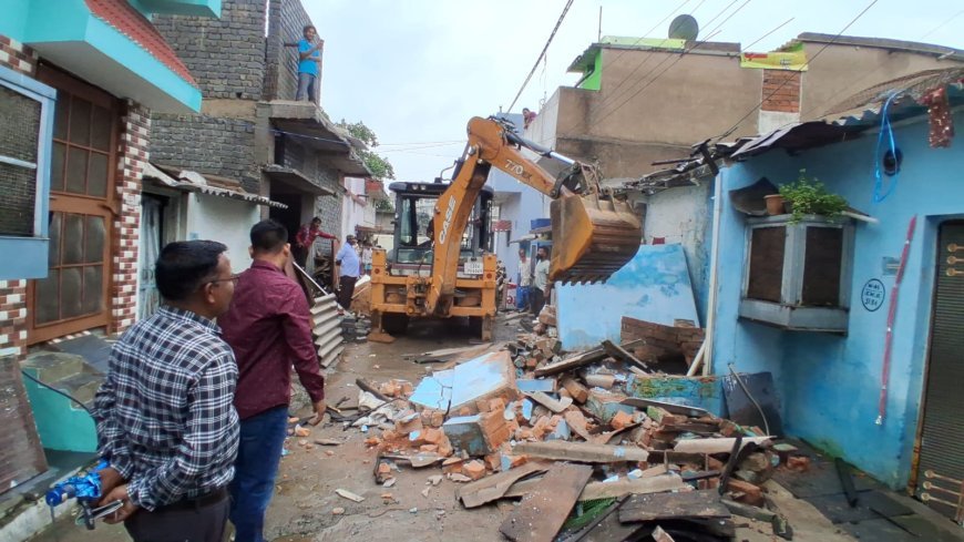 काशीराम नगर में नाली पर बने 23 अवैध कब्जे हटाए, सफाई के बाद सड़क और नाली निर्माण होगा